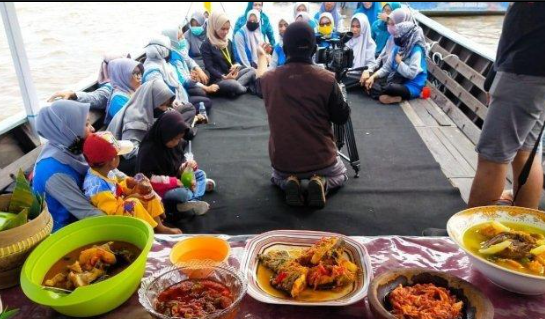 Rahasia Kuliner Sungai: Tradisi Makan di Atas Perahu di Tepian Batanghari